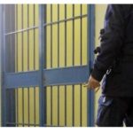 Agente della polizia penitenziaria interviene per bloccare un detenuto e viene colto da malore