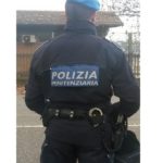 Uomo armato di coltello minaccia i passanti : bloccato dagli agenti della polizia e dalla Polizia penitenziaria e carabinieri intervenuti…