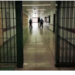 Detenuto dà fuoco alla cella: 10 agenti della polizia penitenziaria  finiscono al pronto soccorso